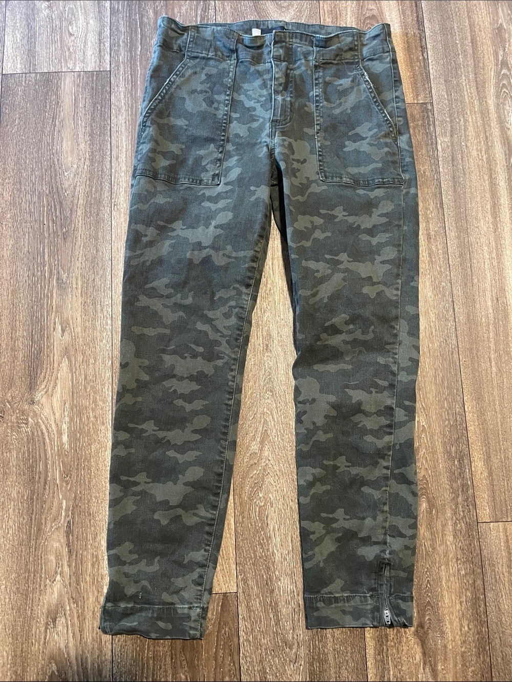 Women’s KUT size 8 Camouflage Utility Reese Straight ankle Pants - Olive Camo